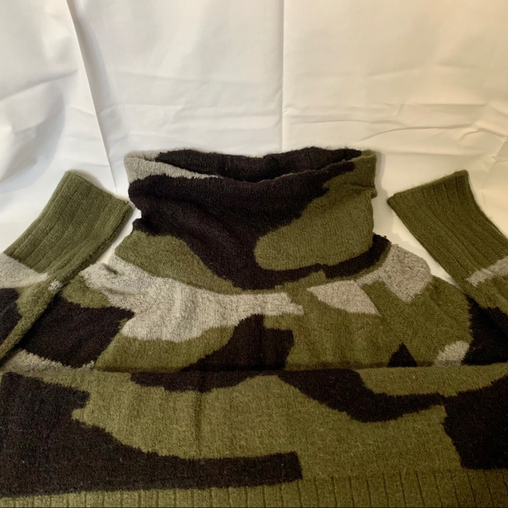 Turtle Neck Sweater - Picture 3 of 6